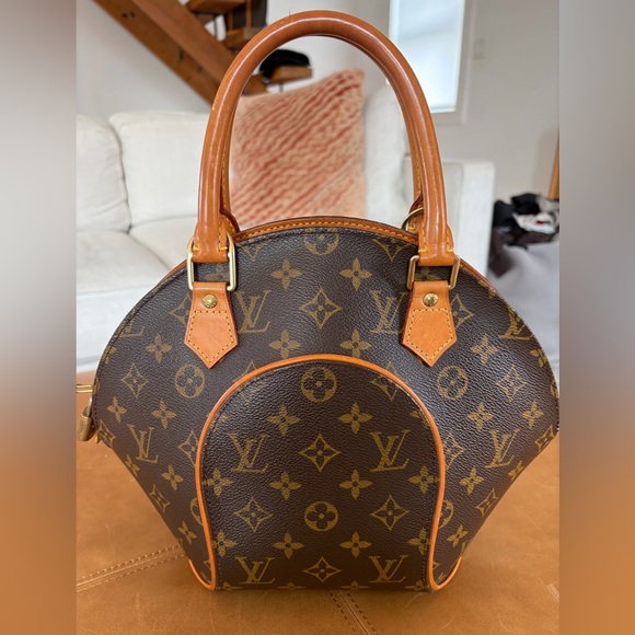 Louis Vuitton Ellipse MM Designer Handbag - Picture 2 of 5
